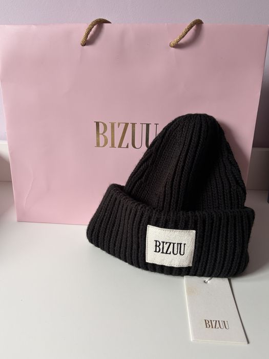 czarna czapka damska Bizuu