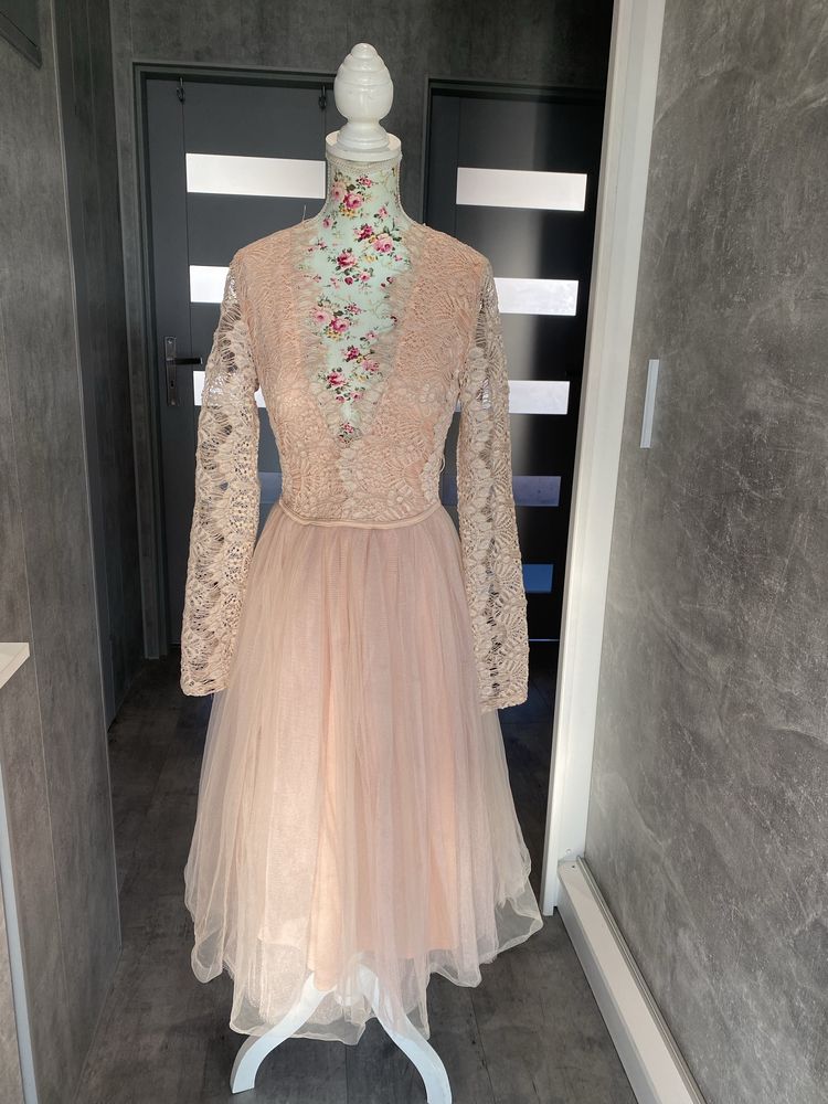 Tiulowa sukienka z długim rękawem M 38 Rare London Asos