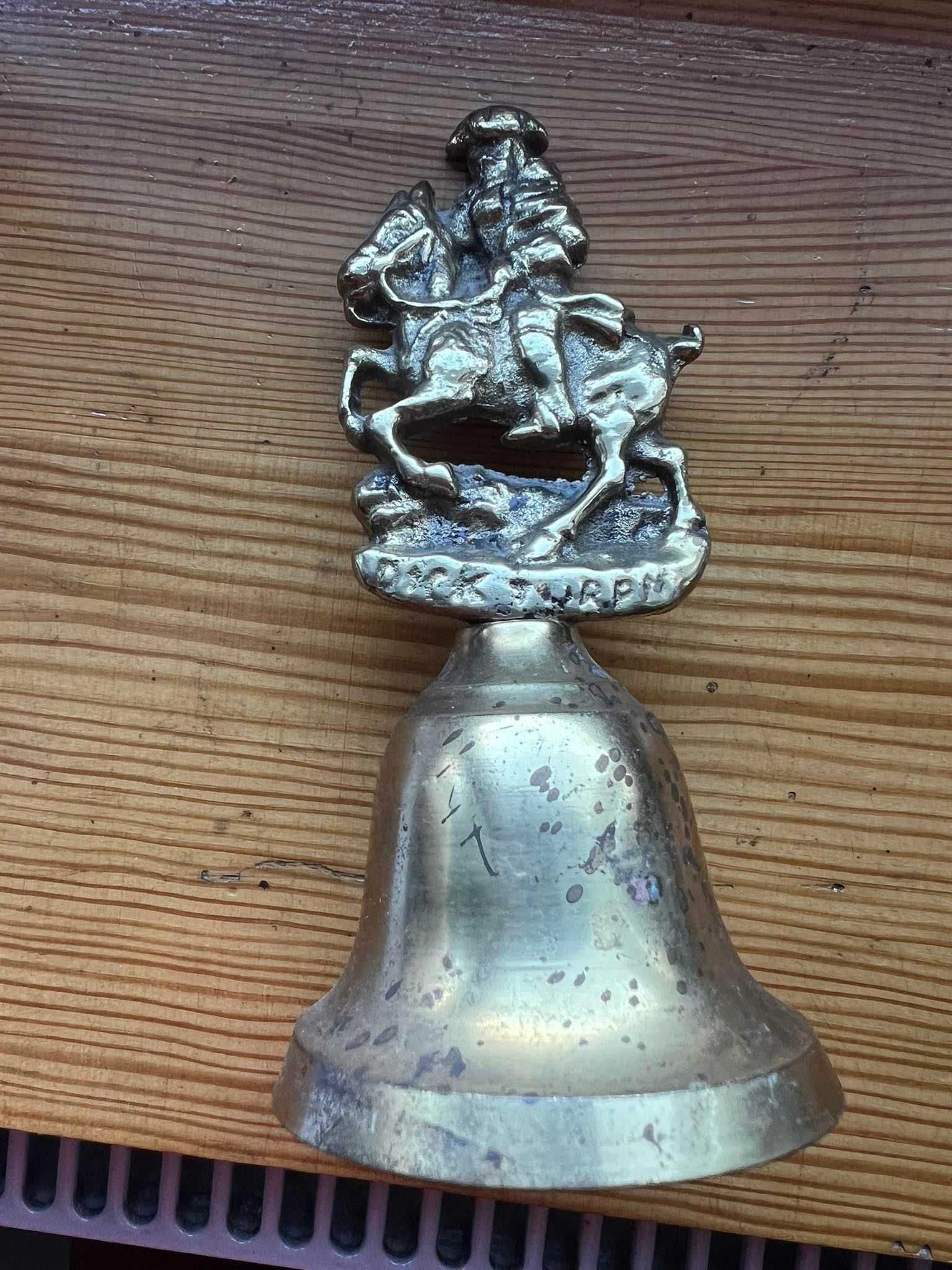Metalowy dzwonek z wizerunkiem Dick Turpin angielski rozbójnik