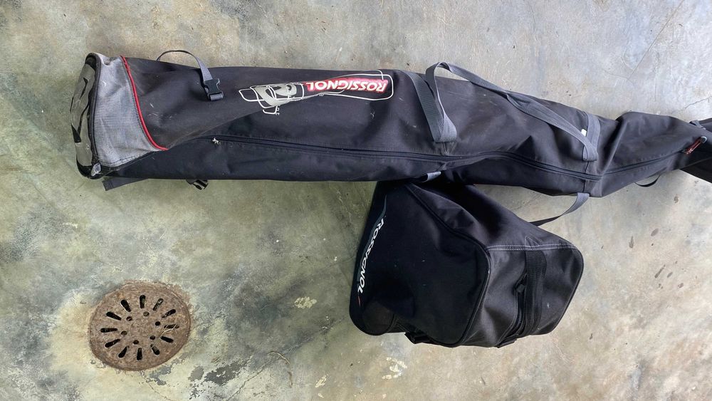 Equipamento de esqui para homem, incluindo botas tamanho 45 e sacos