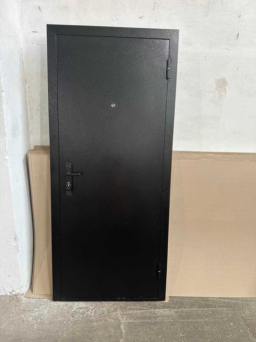 Нові металеві двері.