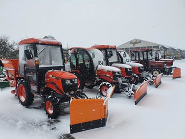 Traktor ciągnik 4x4 z kabiną i pługiem śnieżnym do wyboru