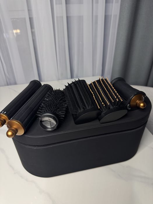 Мультистайлер Dyson в ексклюзивному чорному кольорі