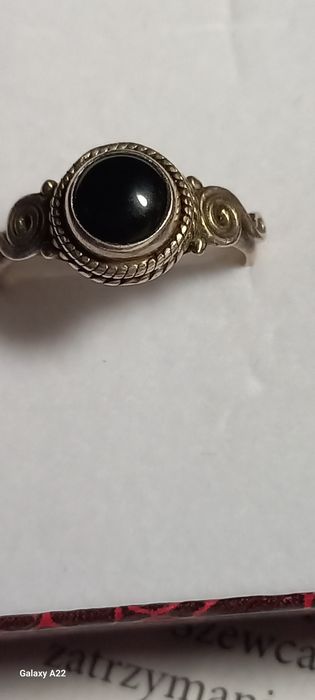 Damski pierścionek srebrny z onyxem.