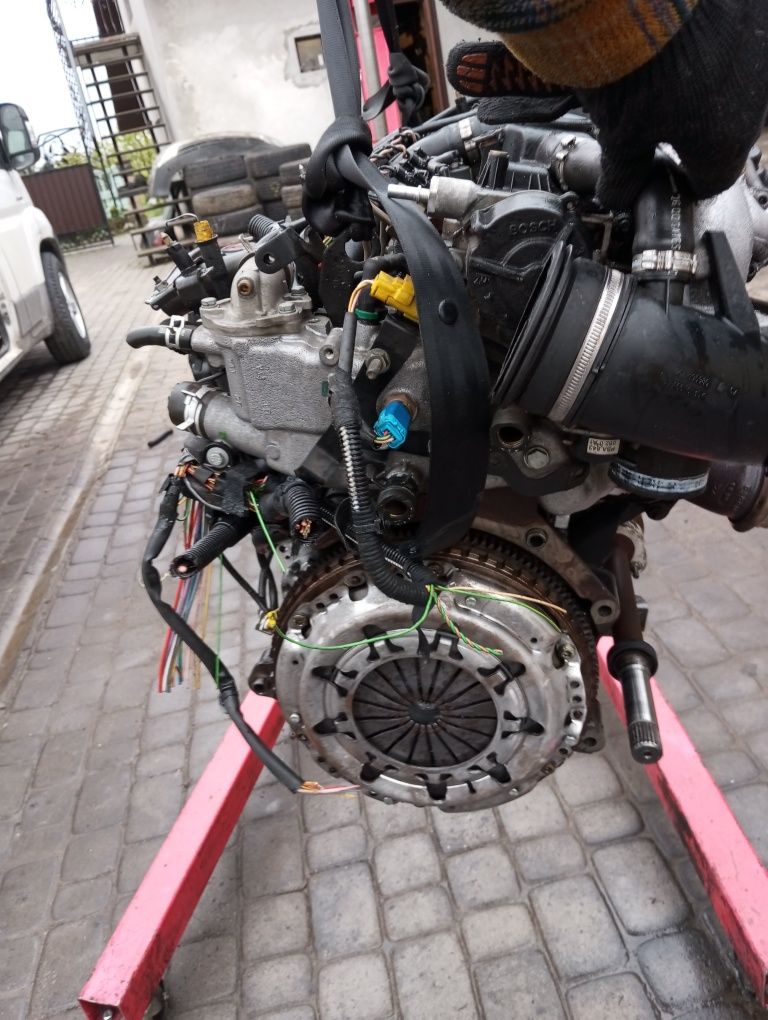 Двигун мотор двигатель 2.0 hdi 10DYCK Пежо цітроен 206 307 Скудо
