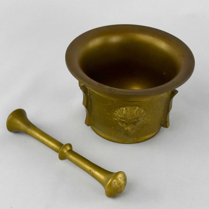 Almofariz em Bronze decorado com cabeças de leão