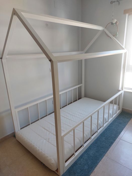 Cama de criança tipo Montessori e colchão
