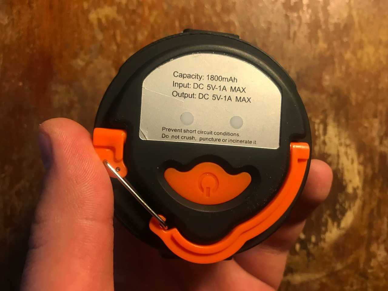 Портативный фонарь-лампа (1800mAh). Может зарядить телефон.