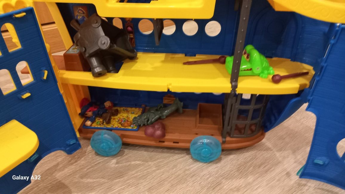 Barco brinquedo com rodas