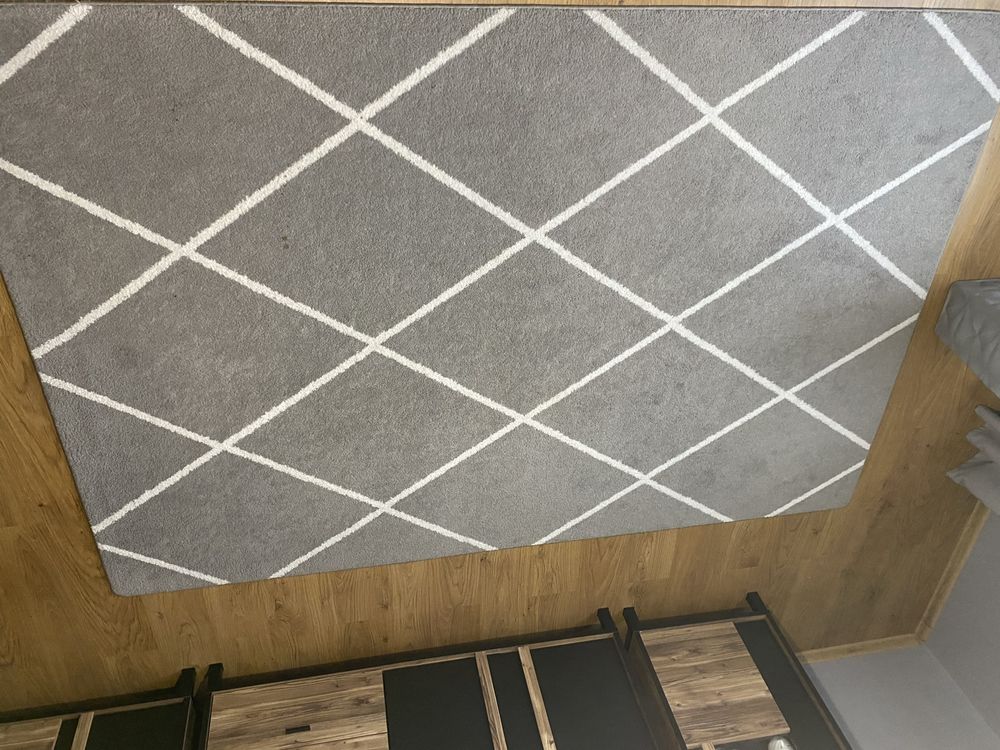 Szaro-biały dywan