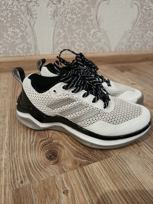 Дитячі оригінальні кросівки Adidas