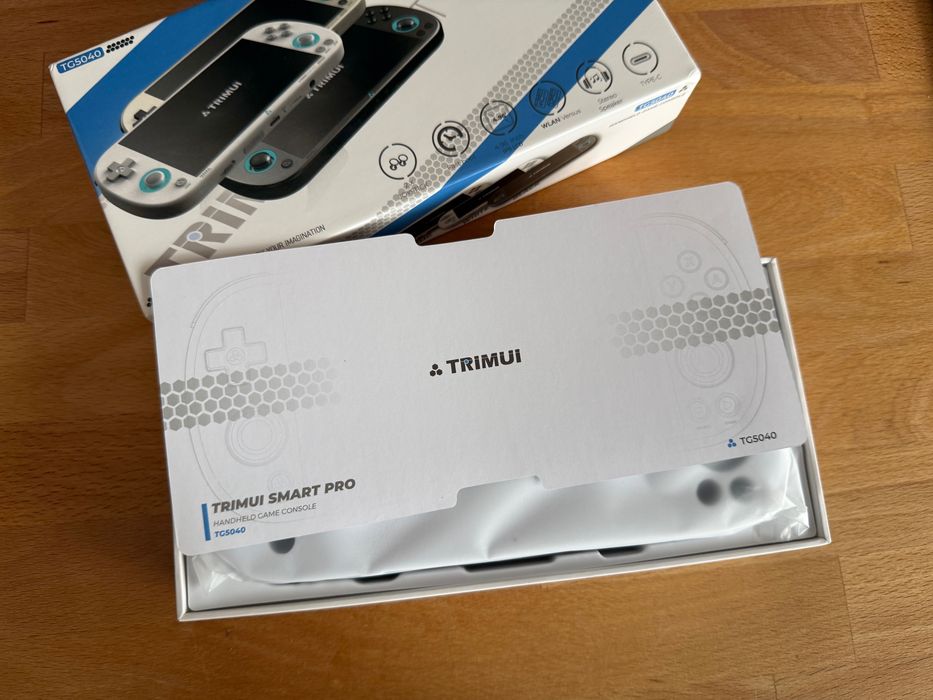 TRIMUI Smart Pro - 256GB - Mais de 13000 jogos incluídos