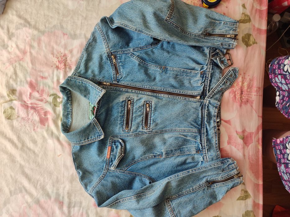 Продам джинсовую куртку, толстовки.