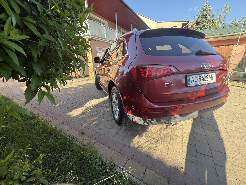 Audi    Q5 Quattro 2011