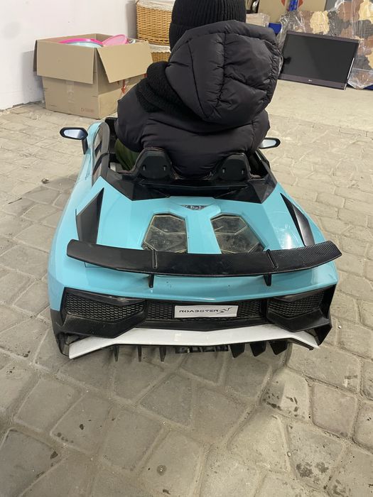 Дитячий електро автомобіль