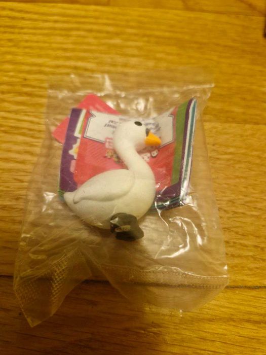 Яйцо Адопт Ми с кодом и фигуркой.