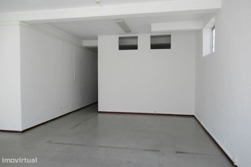 Loja. Próximo Da Estação.