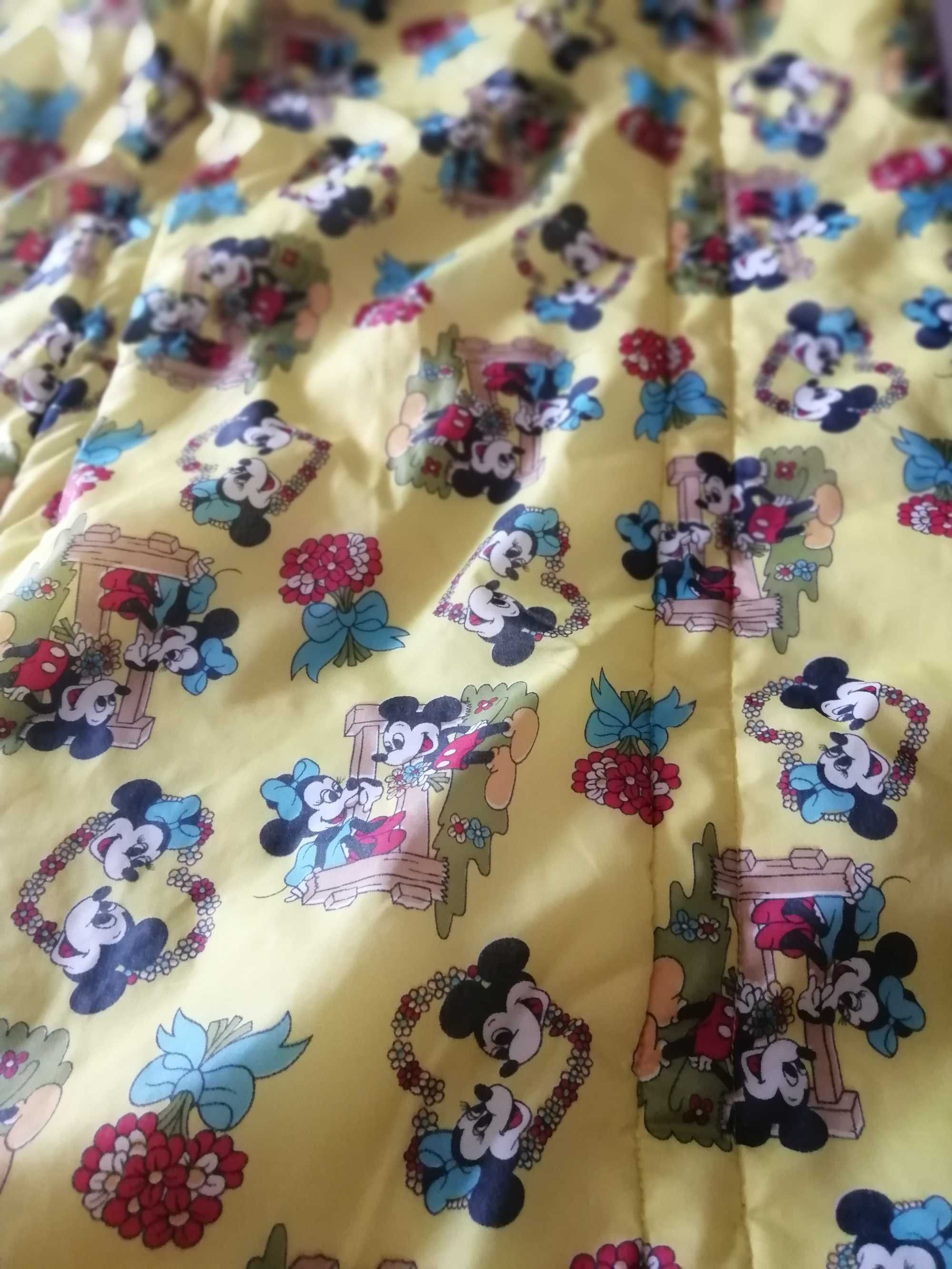 Saco-cama em tecido amarelo estampado com desenhos de Walt Disney