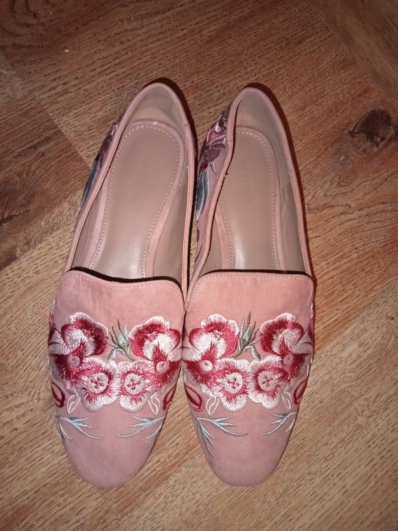 Piękne nowe pantofle damskie w kwiaty.