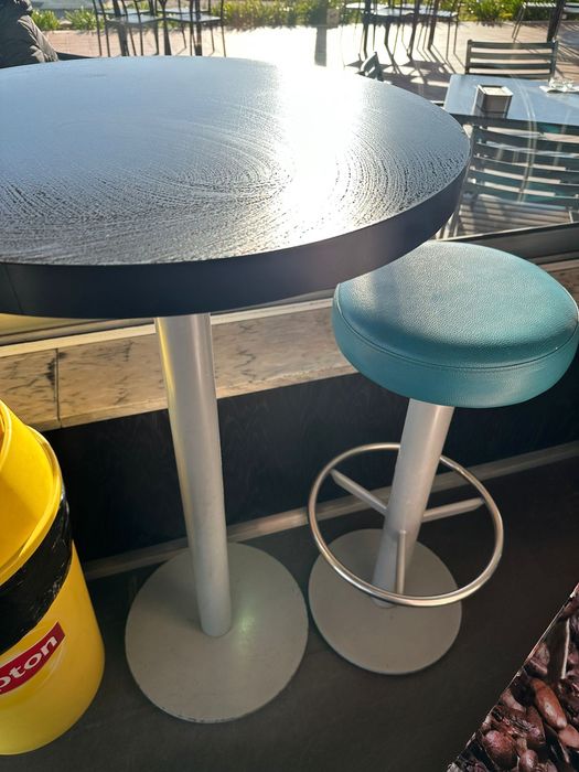 2 mesas e 4 cadeiras