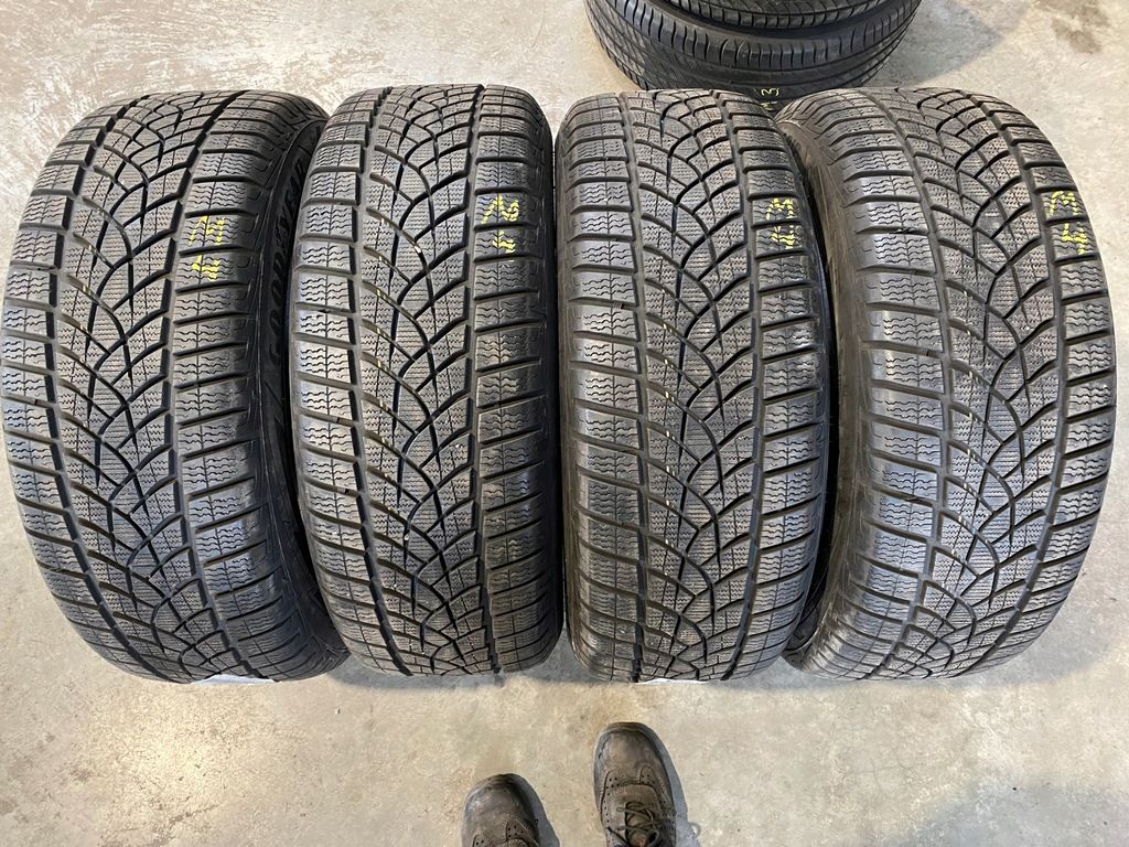 235/55/18 Goodyear UltraGrip Performance Gen-1