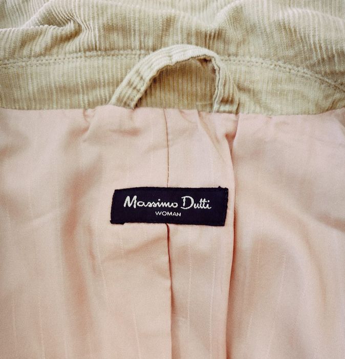 Casaco Bombazina Bege - Massimo Dutti - S

- Tamanho 38 (S)

Os portes