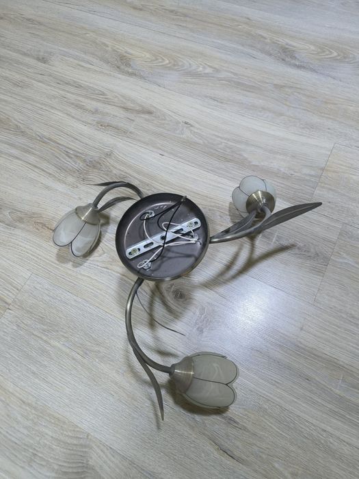 Продам люстри в хорошому стані