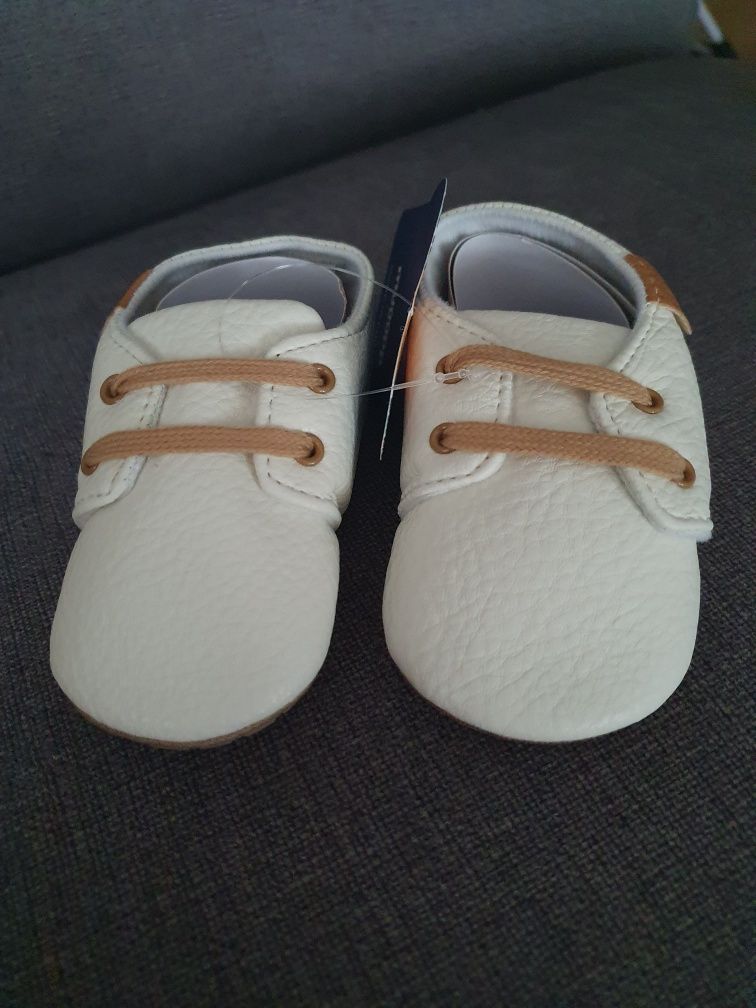 Nowe buciki niemowlęce (dł. 12 cm)