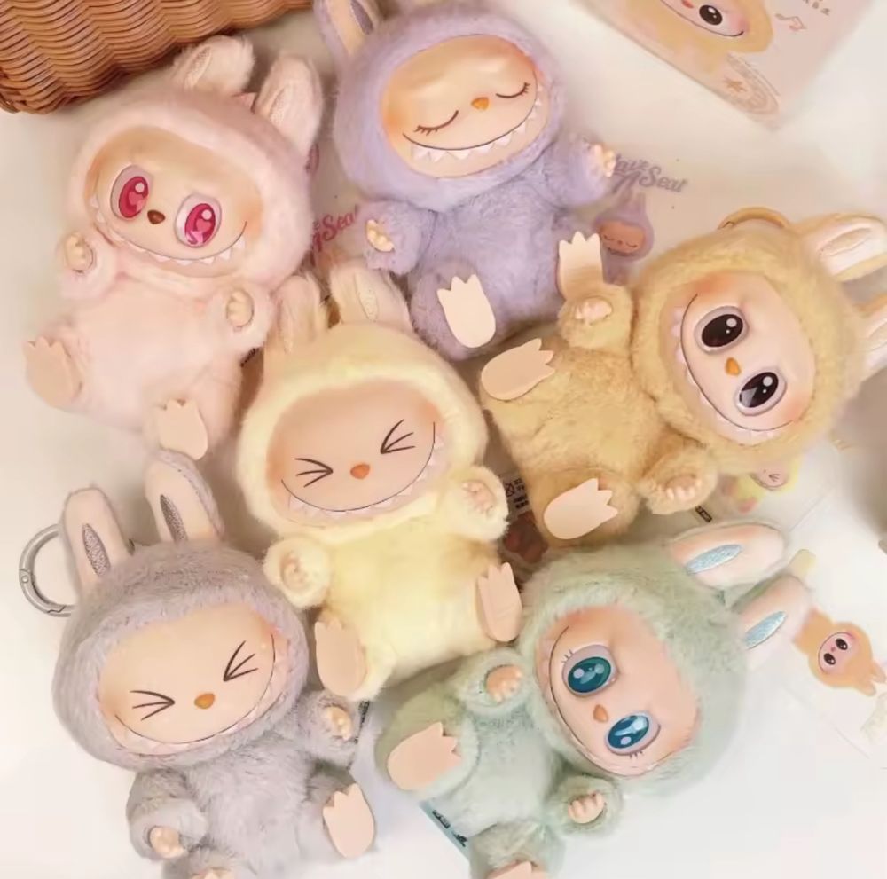 Іграшка брелок Labubu лабубу pop mart є сидячі та стоячі