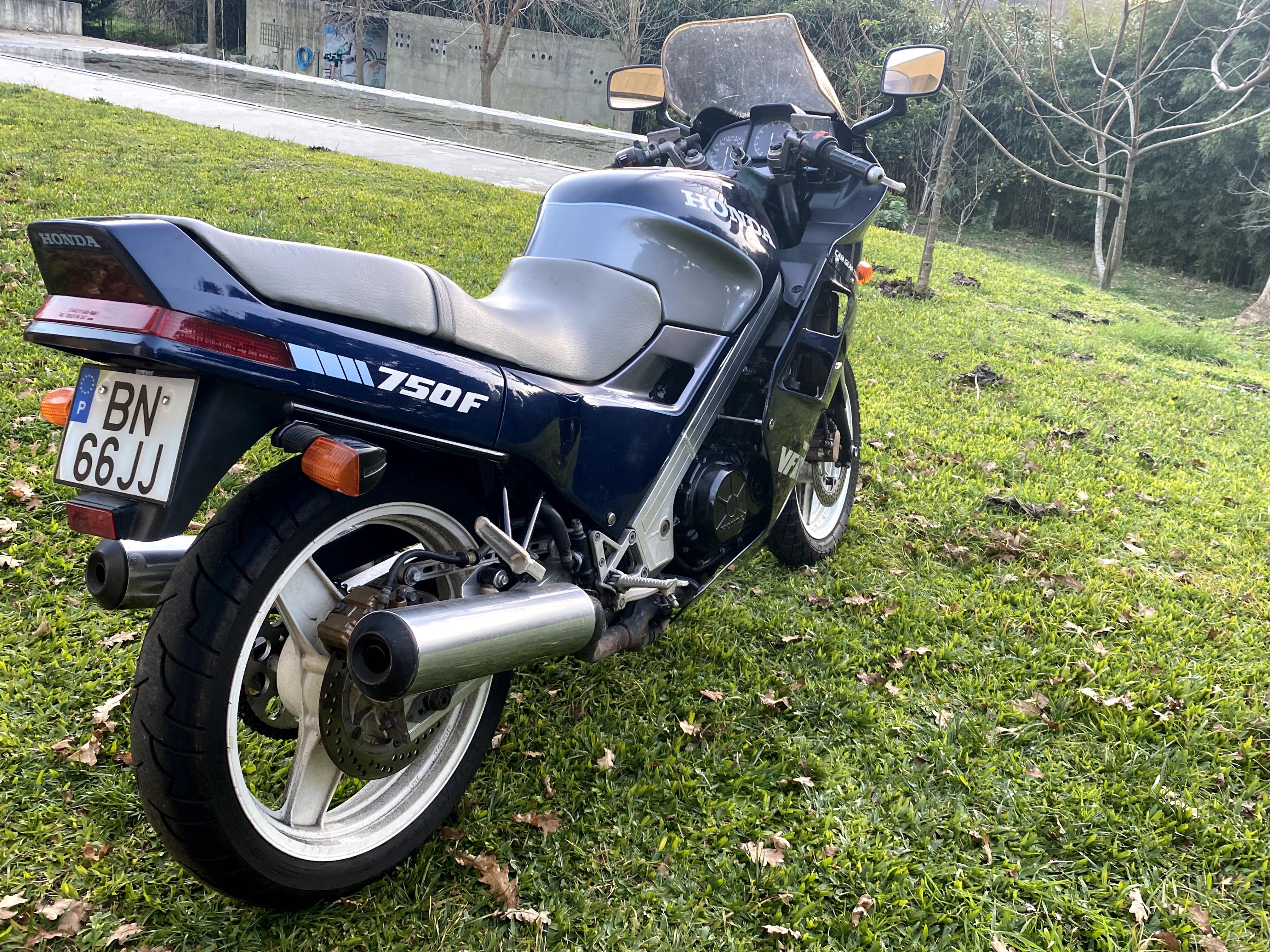 HONDA VFR 750F RC24  de 1988 já moto clássica