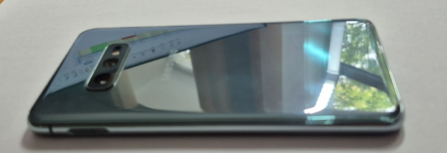 SAMSUNG S10E официал.