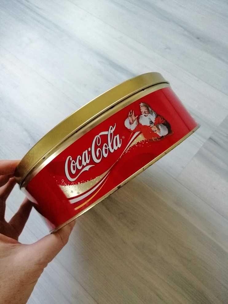 Kultowe metalowe pudełko / puszka świąteczna z wieczkiem Coca-cola.