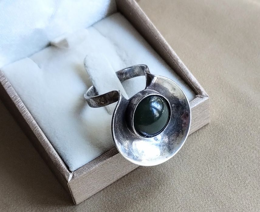 Srebrny  pierścionek Juwelia. " Talerzyk" . Unikatowy wzór. PRL.