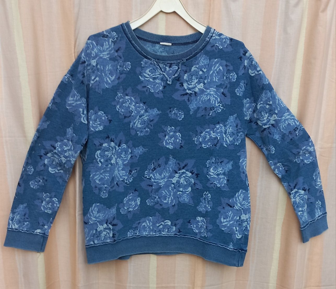 Camisola azul com estampados em flores brancas