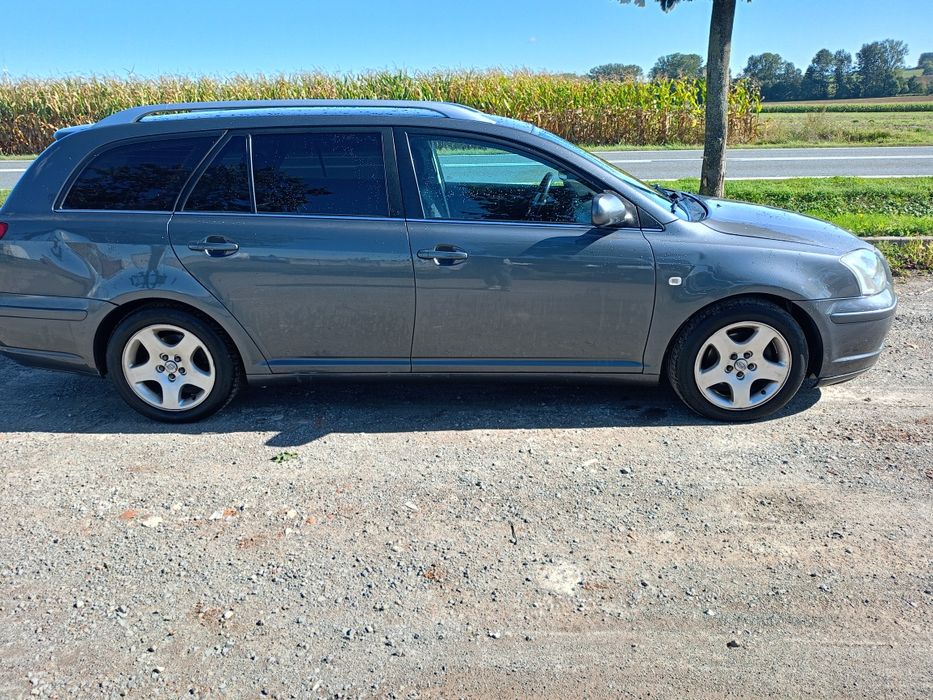 Sprzedam Toyotę Avensis t25
