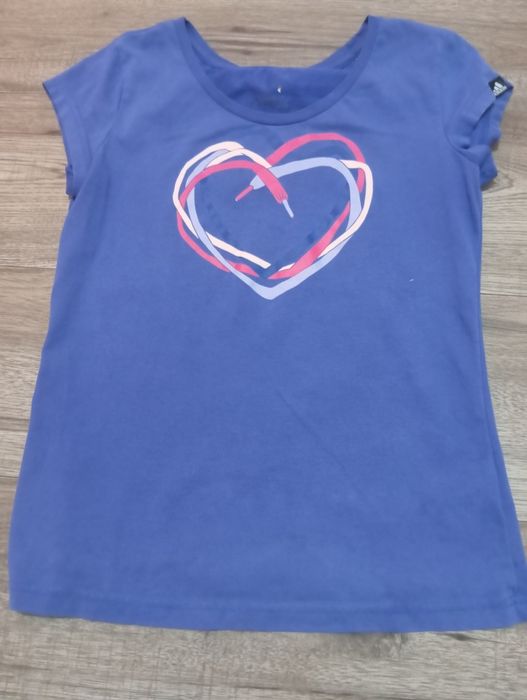 T-shirt z serduszkiem z adidasa