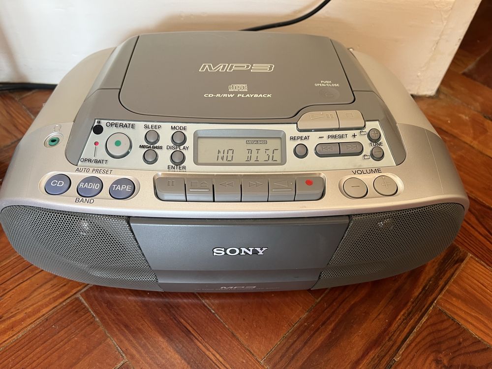 Leitor de CD portátil,  MP3 e rádio FM/AM,