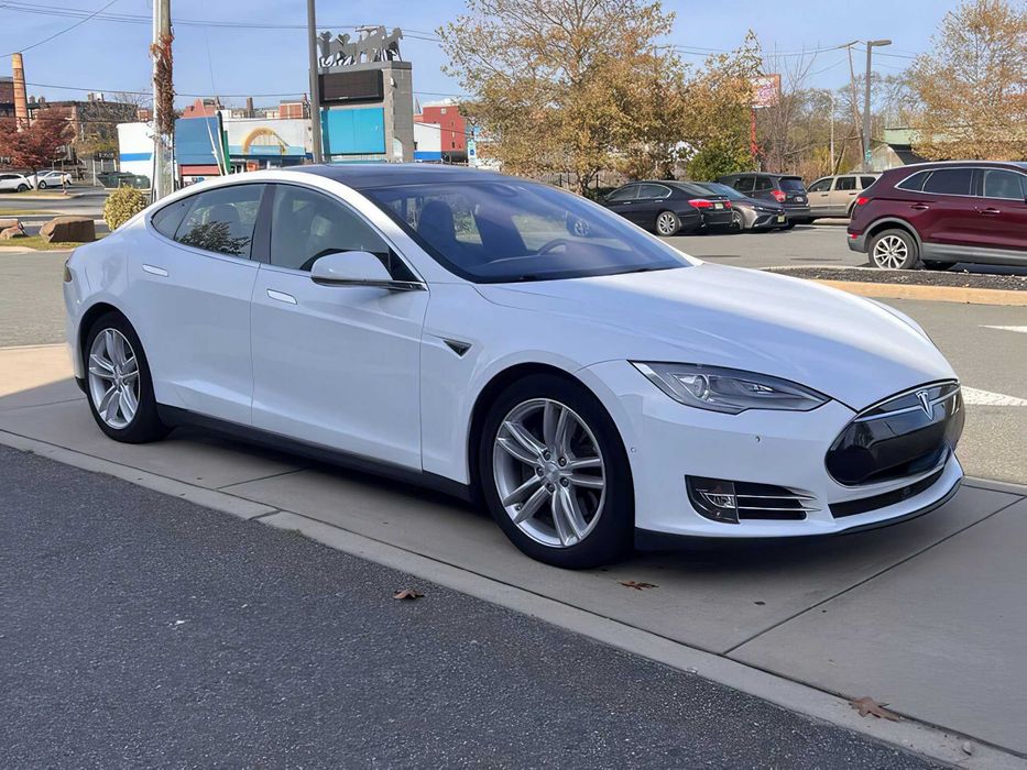 Tesla Model S      2016
