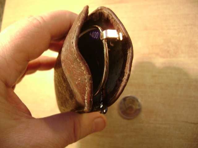 Starocie z PRL - Etui skórzane na okulary z wytłoczonym obrazkiem