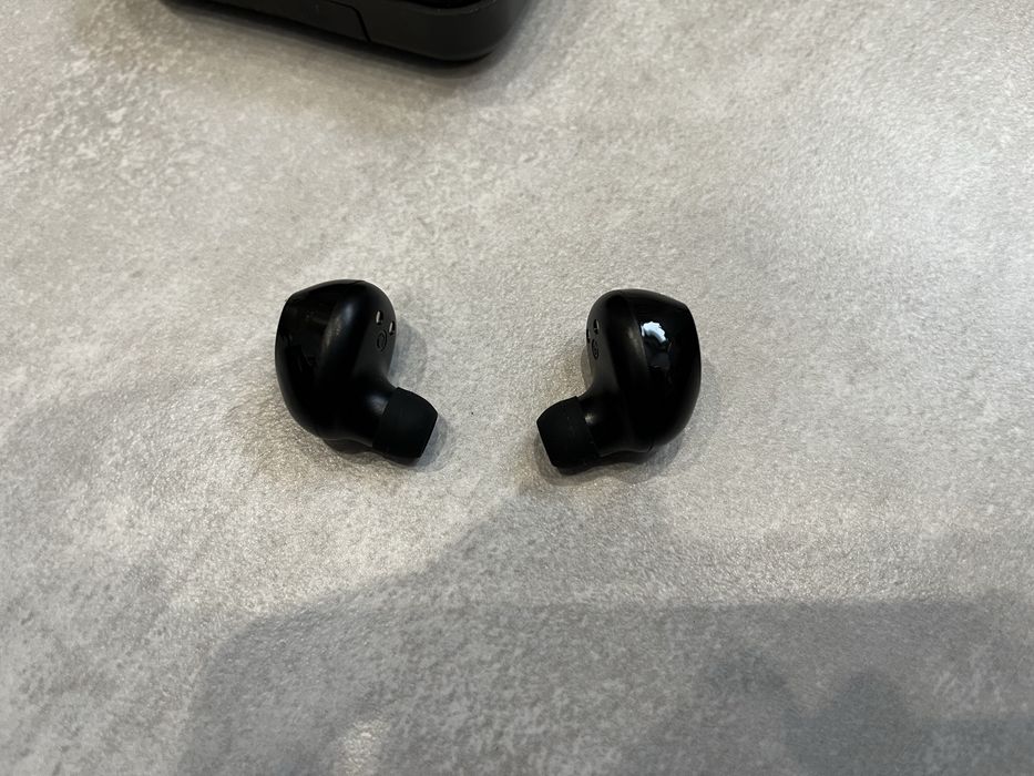 Słuchawki bezprzewodowe bluetooth douszne ze stacją ładującą kolorowe