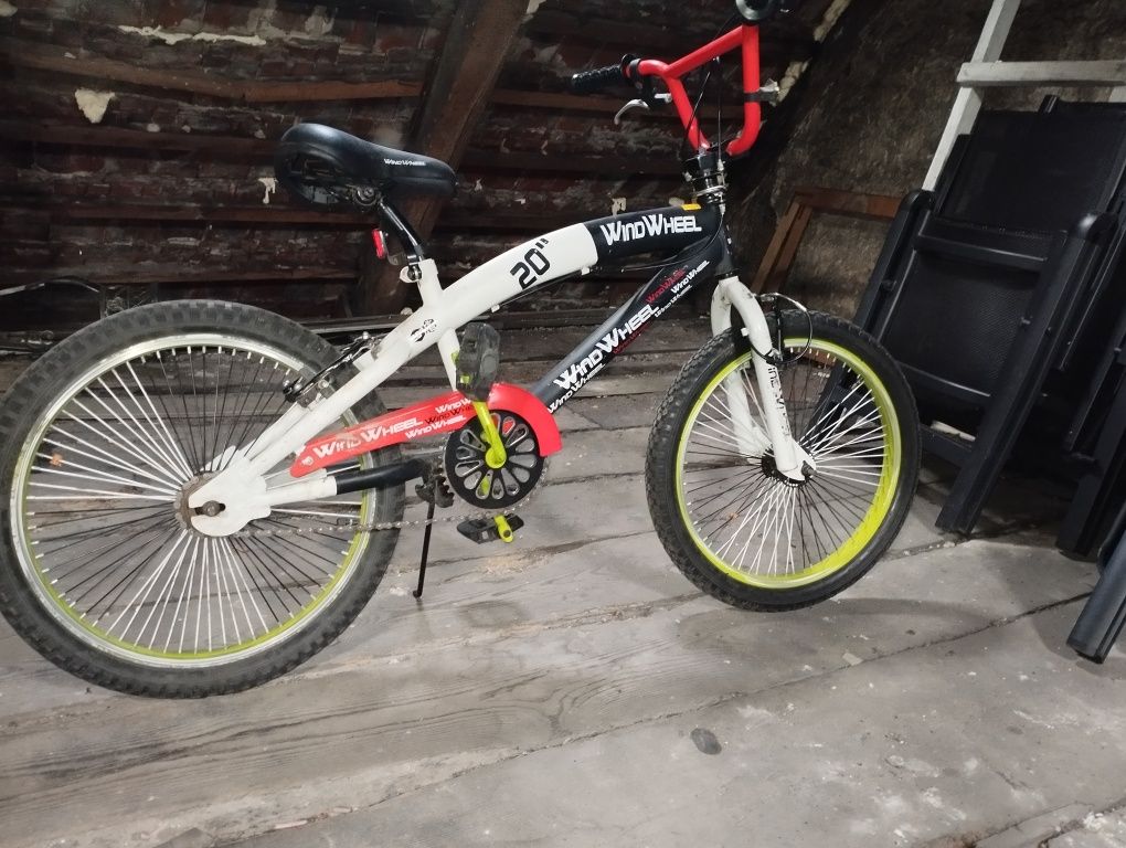 Rower BMX wraz z 4-ma pegami