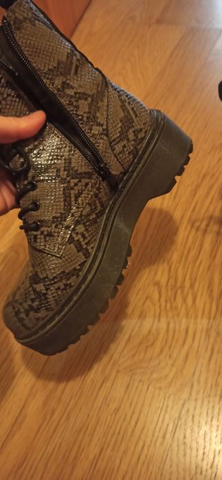 Botas com padrão cobra cinza e pretas