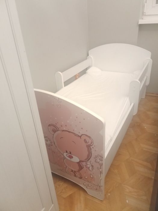 Łóżeczko dziecięce z materacem i barierką – stan idealny