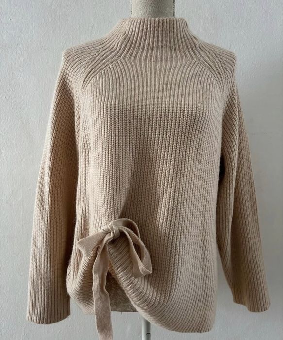 Sweterek z wełną w składzie