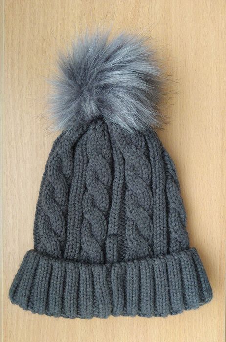 Жіноча шапка з помпоном