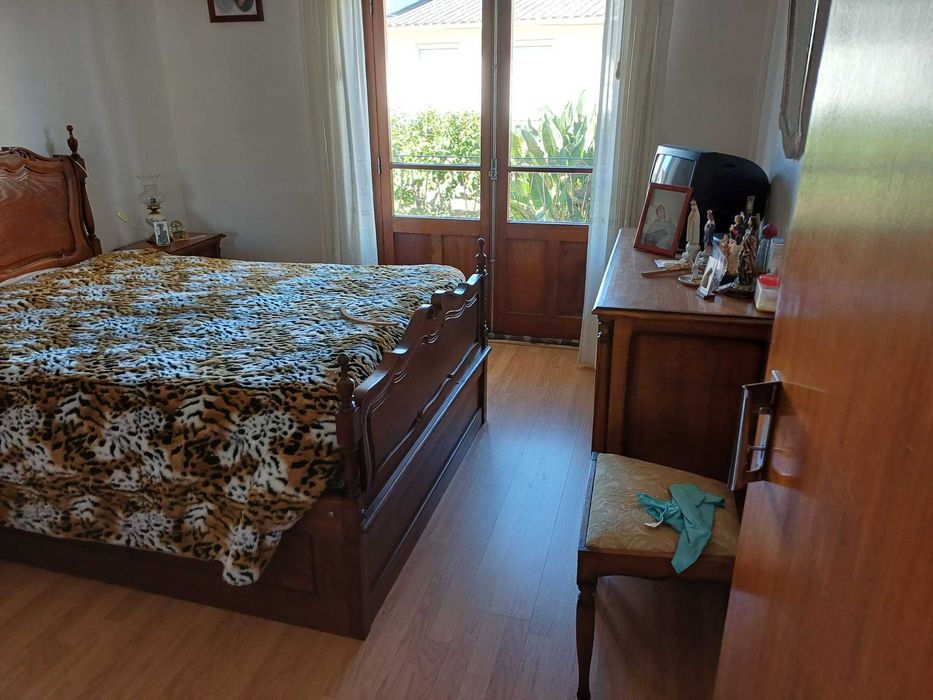 Mobília de quarto de casal com gavetões