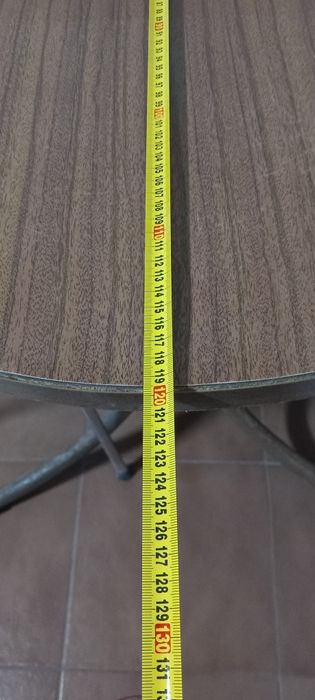 4 cadeiras e uma mesa