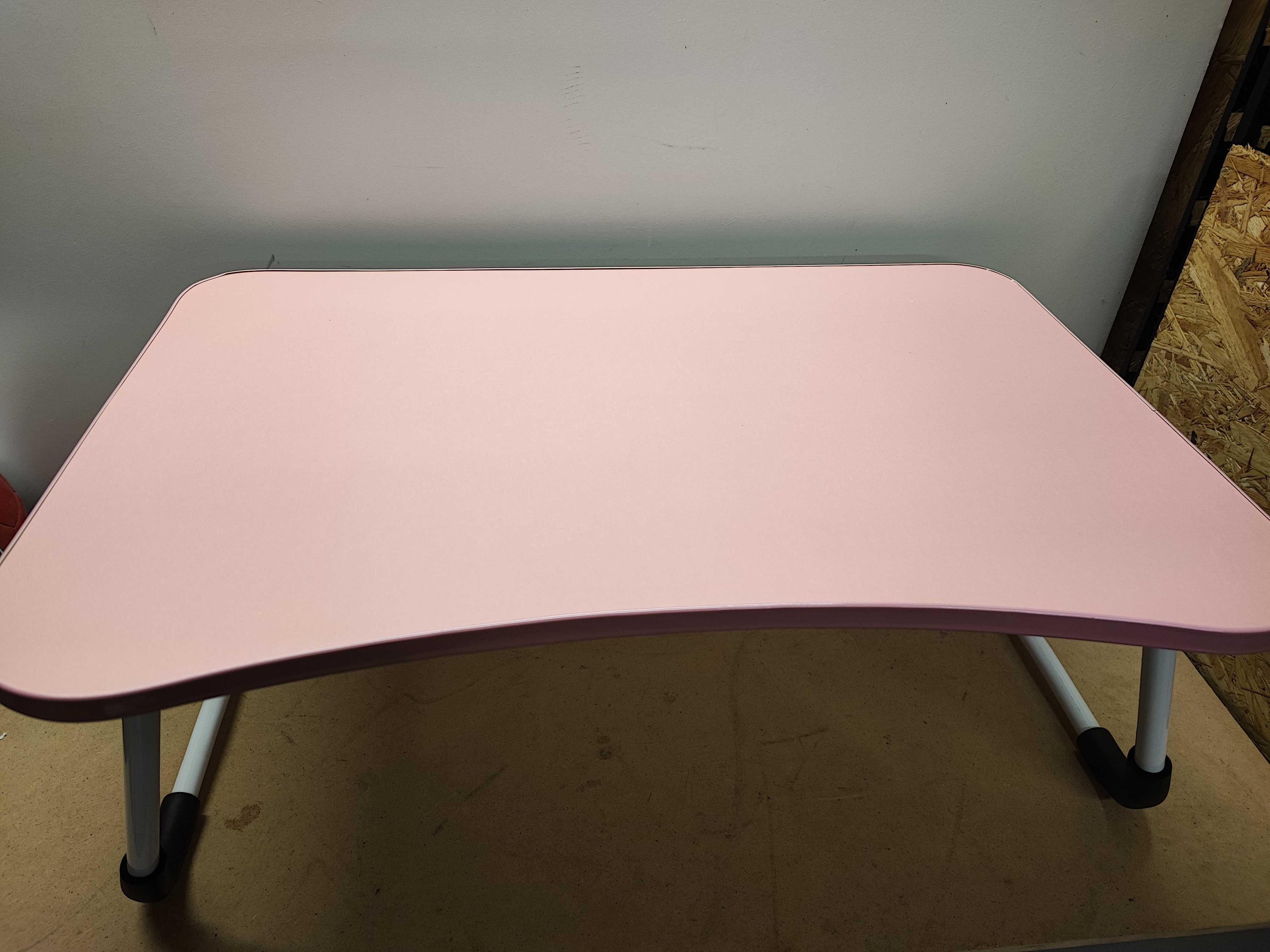 Różowy stolik pod laptopa