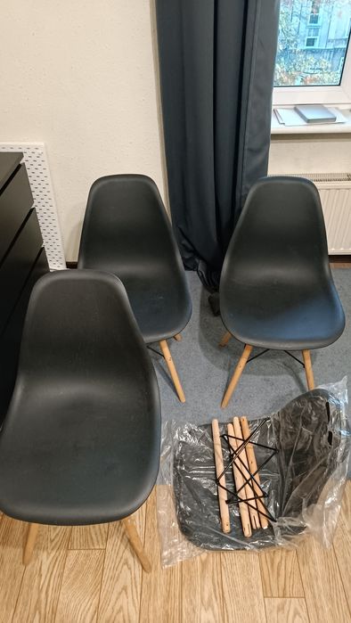 Zestaw krzeseł skandynawskich