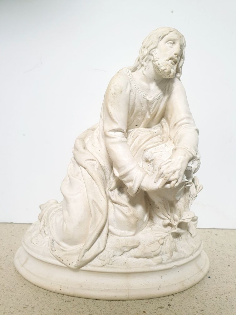 Antiga escultura de Jesus à rezar no jardim Getsèmani